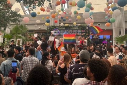 EN VIDEO: Activista Lgbtiq+ fue agredido mientras protestaba pacíficamente ante actos «homofóbicos» en reconocido centro comercial de Caracas