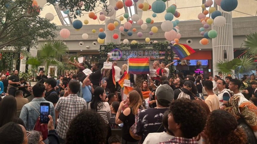 EN VIDEO: Activista Lgbtiq+ fue agredido mientras protestaba pacíficamente ante actos «homofóbicos» en reconocido centro comercial de Caracas