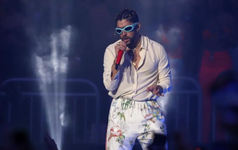 Bad Bunny en el ojo del huracán: Polémica con bailarina en pleno show