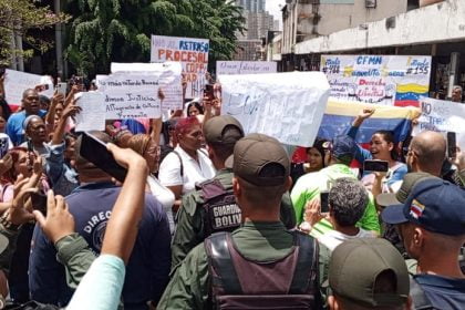 Familiares de presos protestan en el Palacio de Justicia: Viceministro interviene