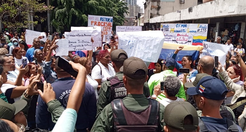 Familiares de presos protestan en el Palacio de Justicia: Viceministro interviene