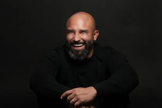 Johan Benlolo, el estilista venezolano que lleva su experiencia a las redes sociales con valiosos consejos para el éxito empresarial.