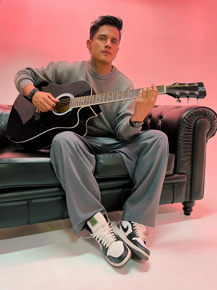 Juan Miguel se adentra en el flamenco con su nuevo sencillo"Borracho y terco"